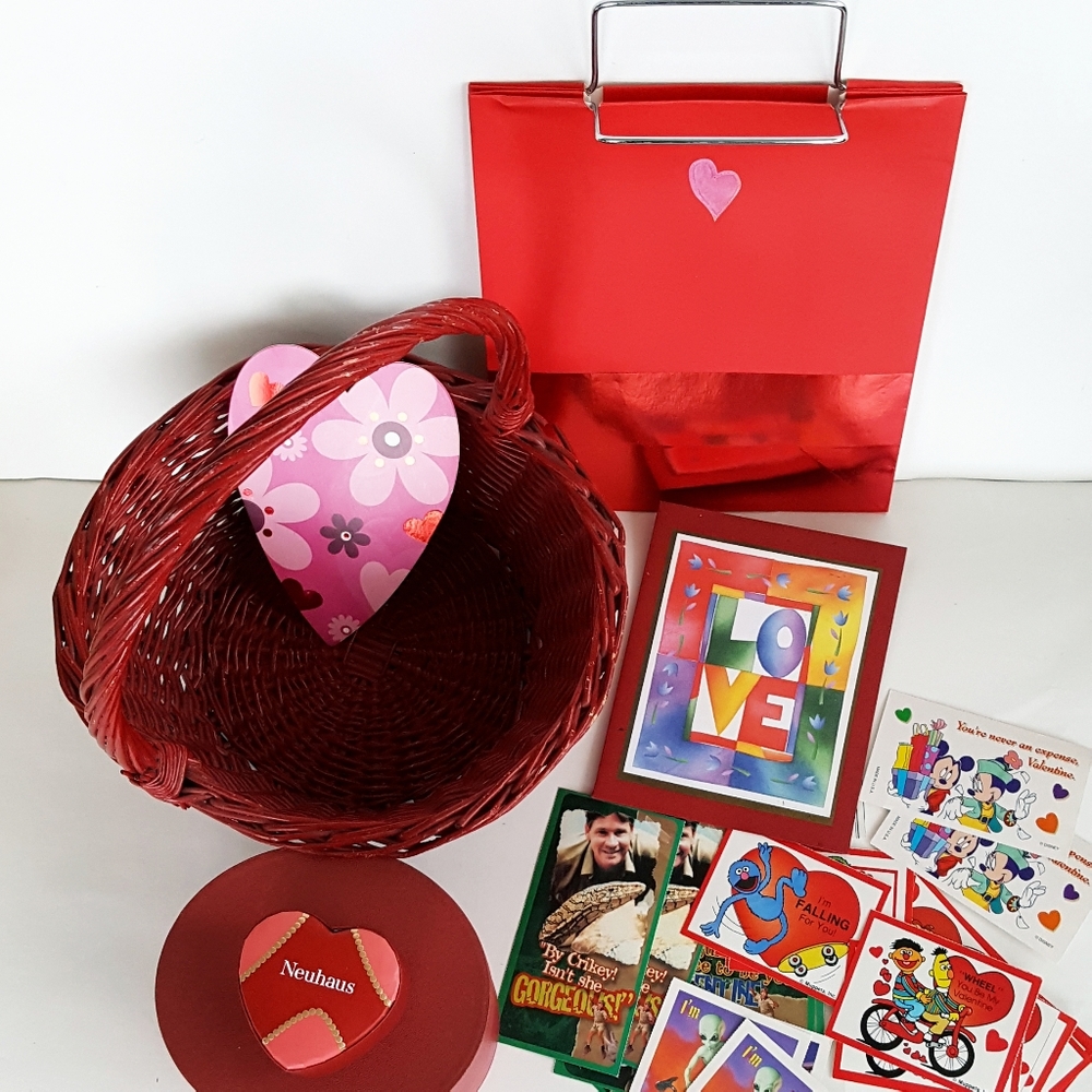 Valentine Hearts Bundle Red Wicker Basket Gift Boxes Cards Gift Bag Romantic - Picture 2 of 10